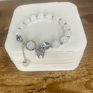 NWT  White Portable Zipper Jewelry Storage Box with bracelet
